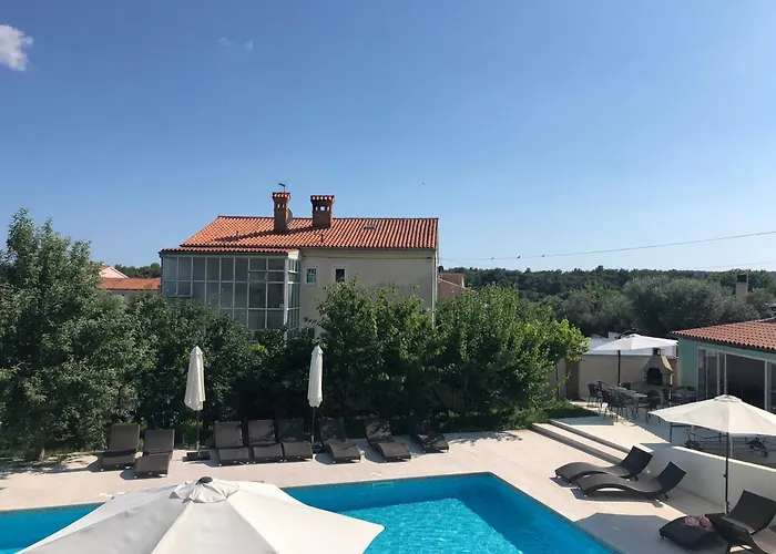 Resindenz Benni 7 Mit Beheiztem Grossem Pool Medulin